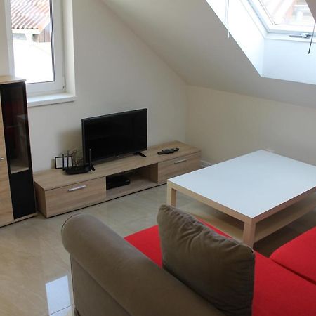 Apartmany Pri Auparku ปิเอชตานี ภายนอก รูปภาพ