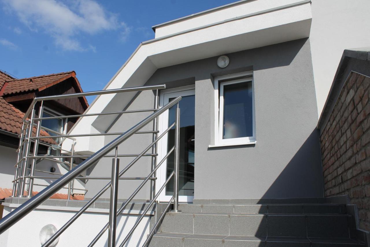 Apartmany Pri Auparku ปิเอชตานี ภายนอก รูปภาพ