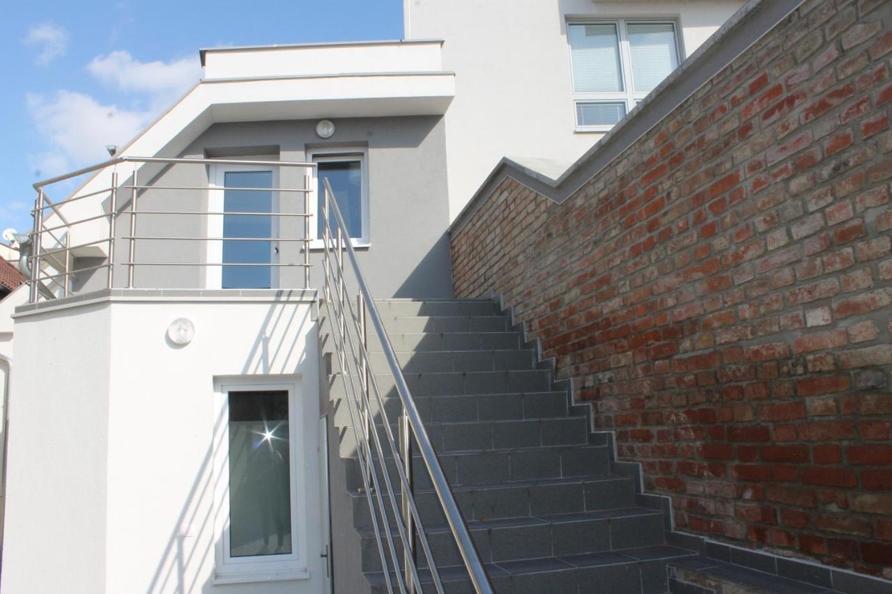 Apartmany Pri Auparku ปิเอชตานี ภายนอก รูปภาพ