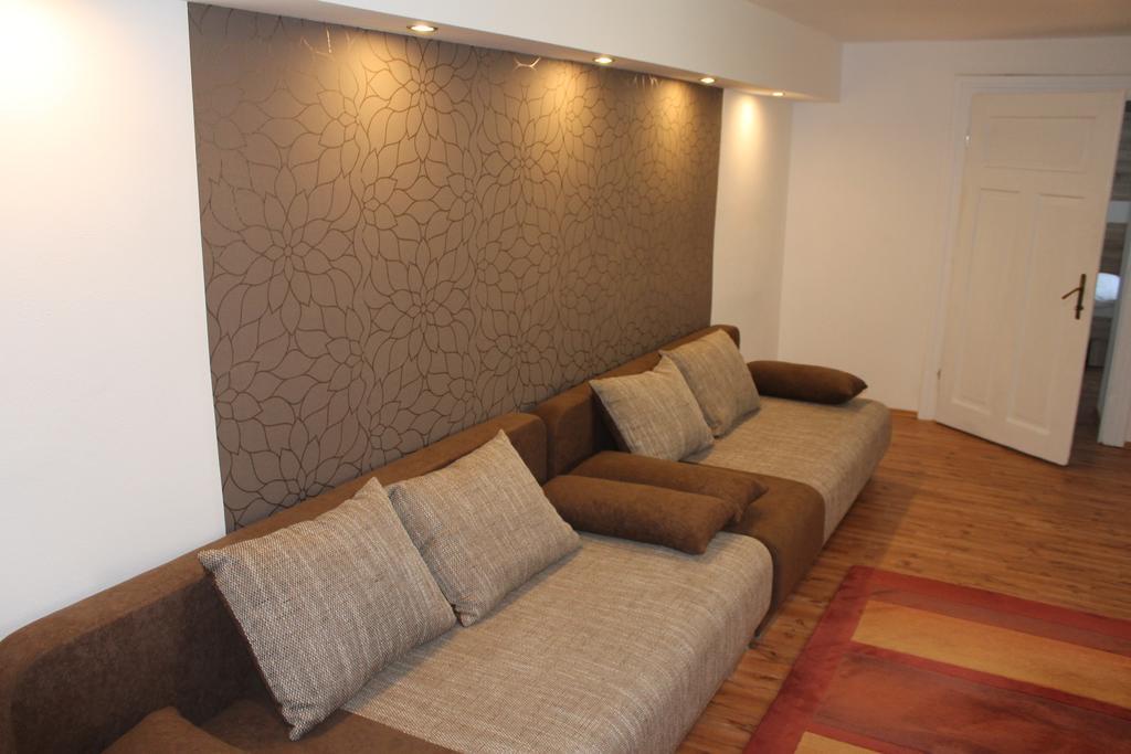 Apartmany Pri Auparku ปิเอชตานี ภายนอก รูปภาพ