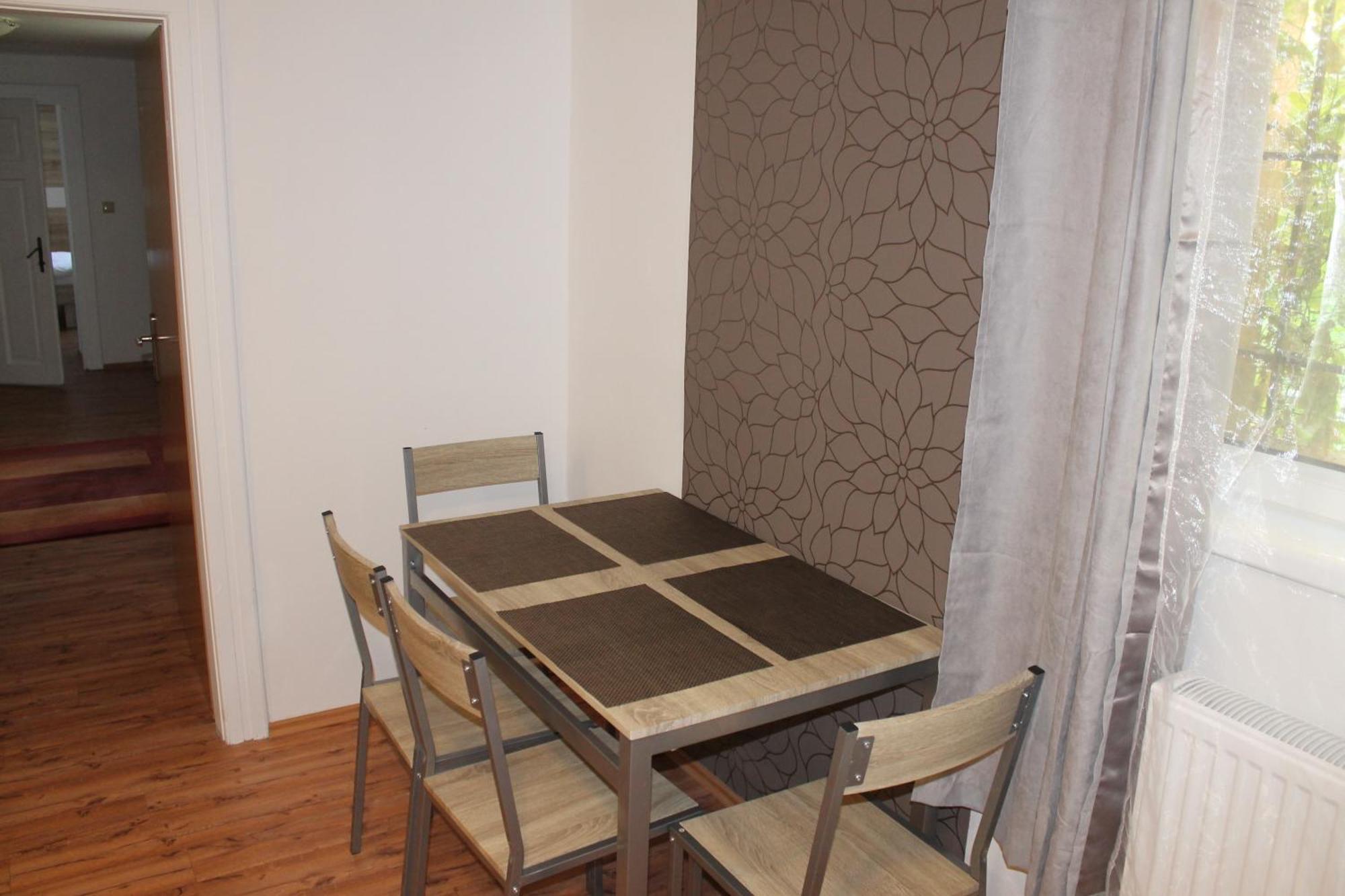 Apartmany Pri Auparku ปิเอชตานี ภายนอก รูปภาพ