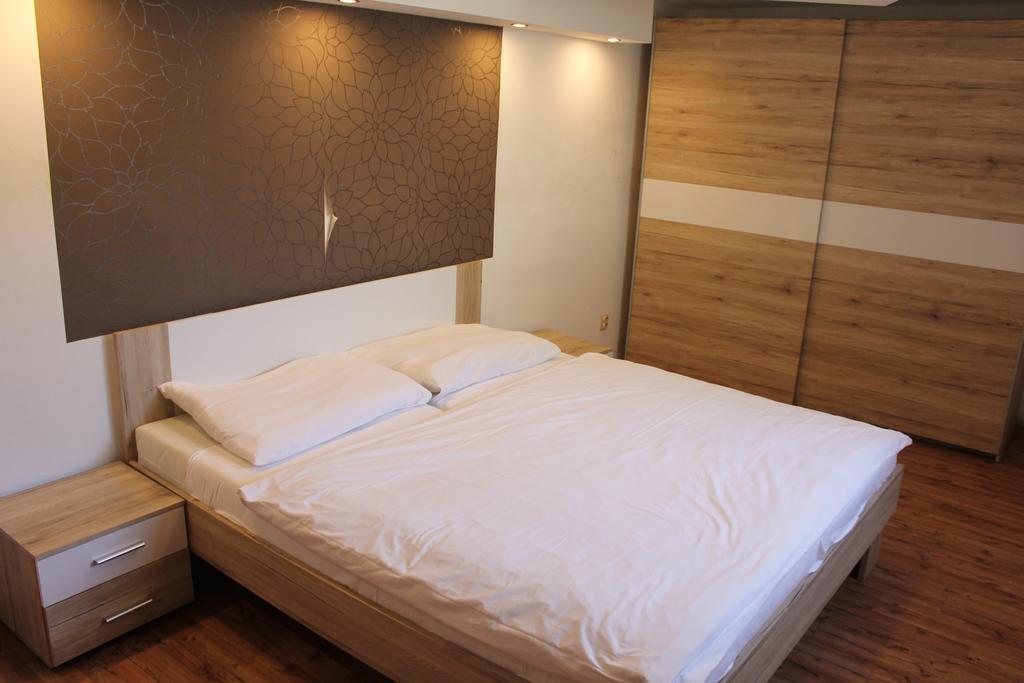 Apartmany Pri Auparku ปิเอชตานี ภายนอก รูปภาพ