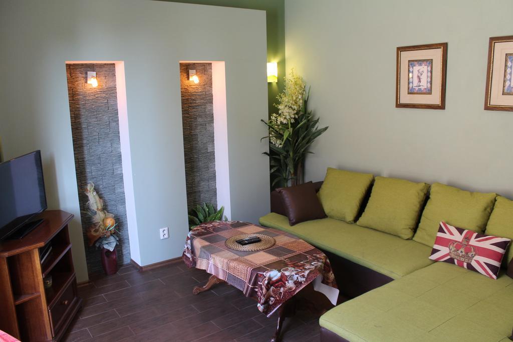 Apartmany Pri Auparku ปิเอชตานี ภายนอก รูปภาพ