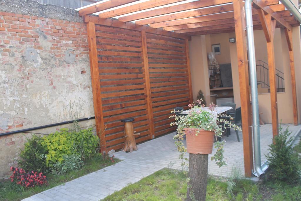 Apartmany Pri Auparku ปิเอชตานี ภายนอก รูปภาพ